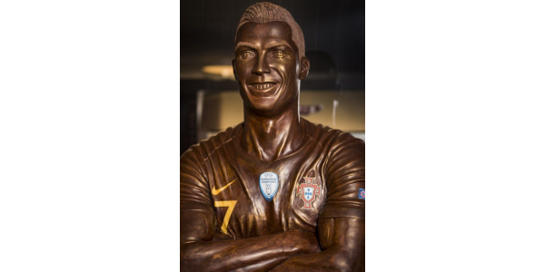 Suklaataiteilija tekee Ronaldon patsaan